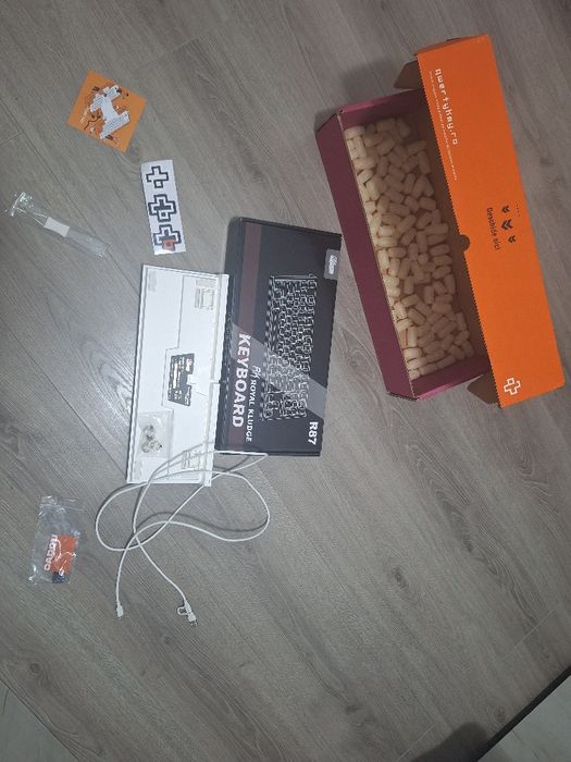 Vând tastatura royal kludge rk87 (key cap puller inclus) noua