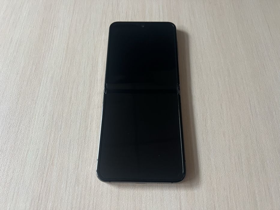 Продавам Samsung Galaxy Z Flip5 256/8GB