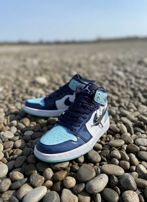 Jordan 1 Mid UNC Blue