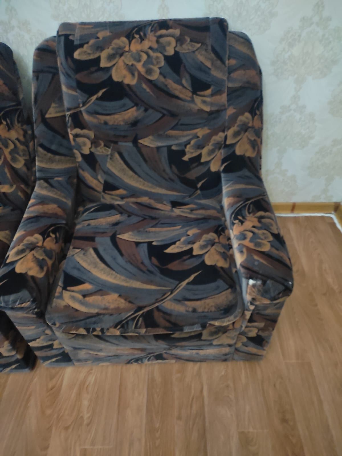 Продам уголок отдыха: диван и два кресла