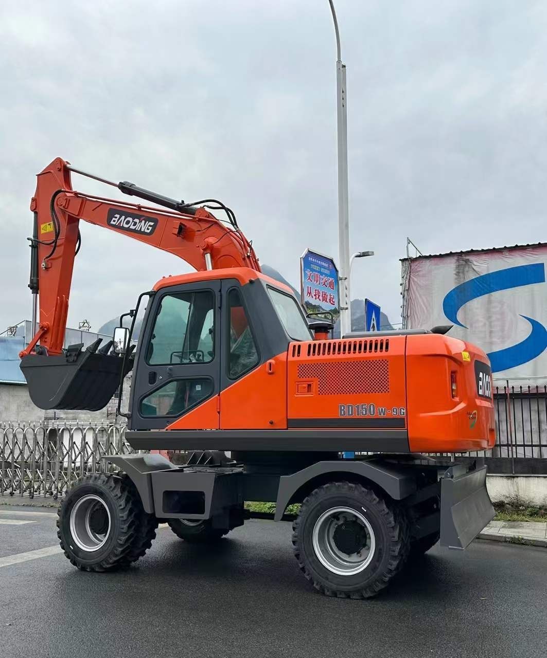 Экскаватор 0.7куб с Гидромолотом