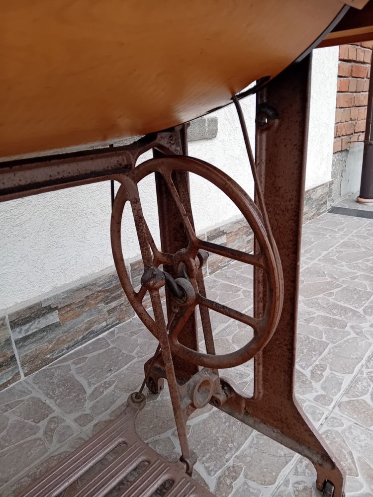 Стара крачна шевна машина