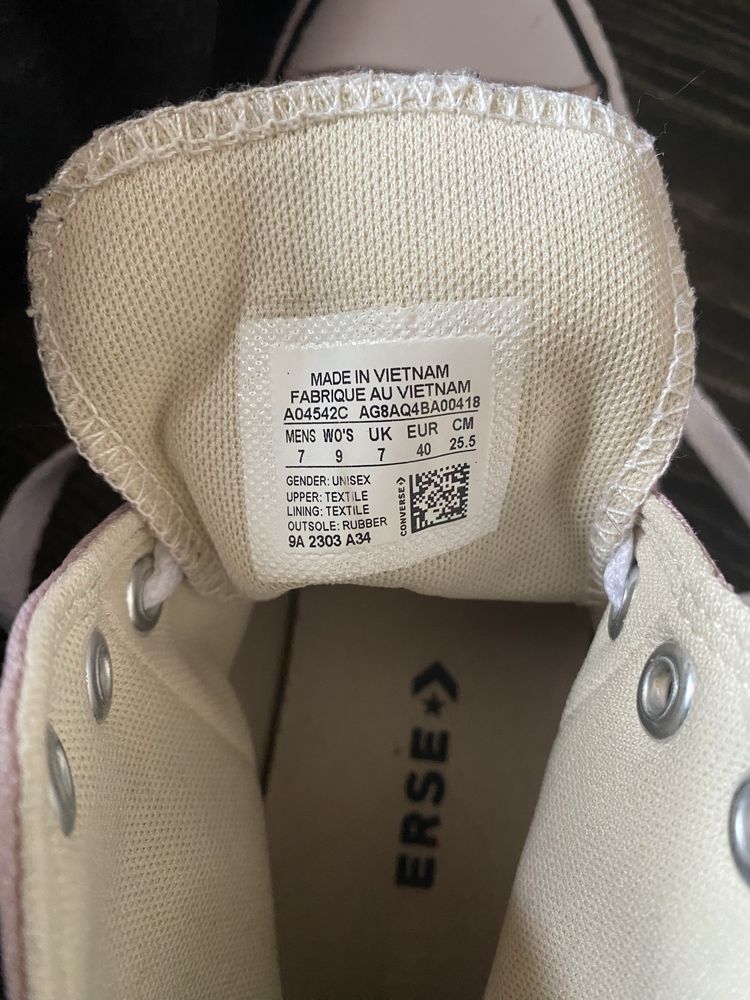 Продават се кецове Converse unisex