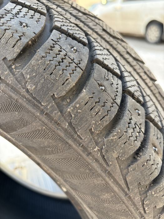 Шины зимние в отличном состояний размер 15 2 пары