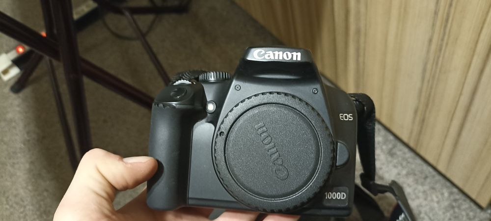 Aparat Canon Eos 1000D + obiectiv 18-55mm