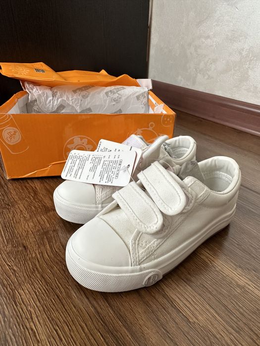 Продам новые детские белые кроссовки