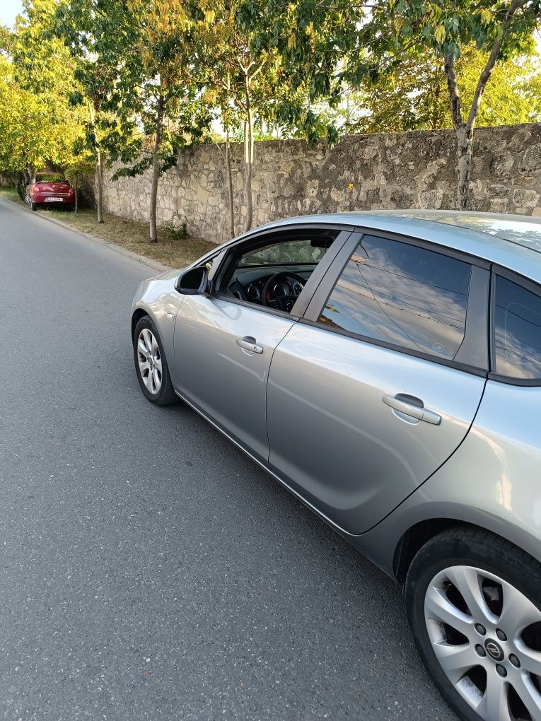 Opel Astra j sedan