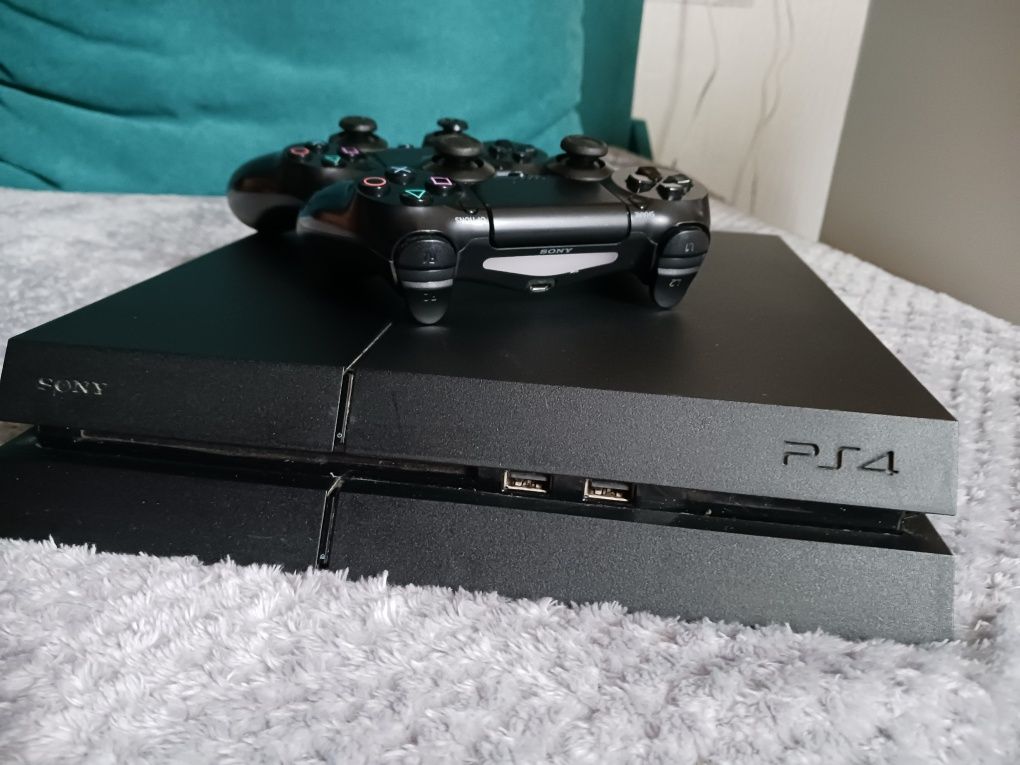 Vând PS 4 cu 2 console