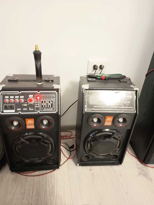 De vânzare boxe active jrh. Preț 330 de lei, nu schimb , nu negociez