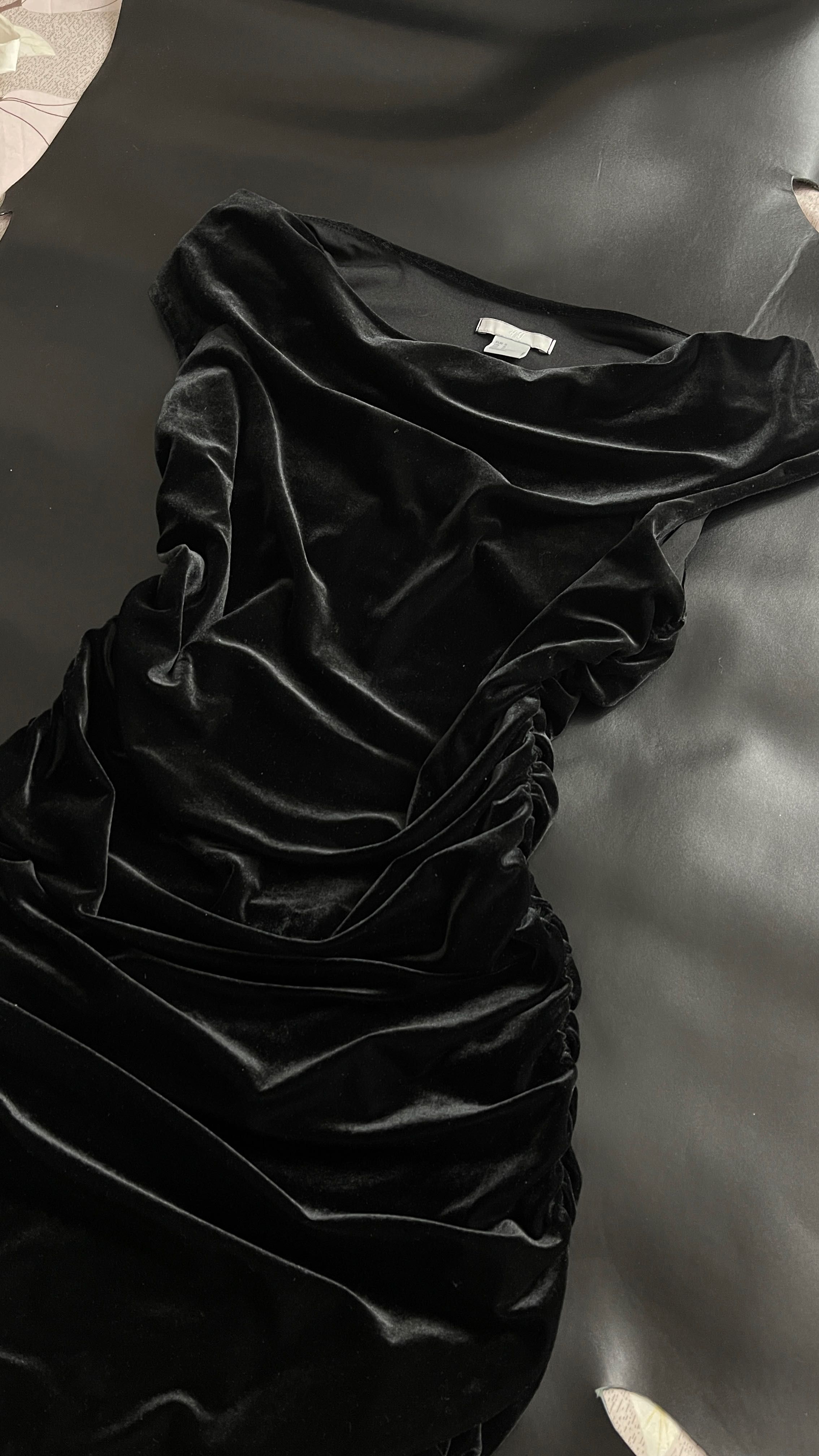 Платье/ черное бархатное/ по фигуре/ H&M/ подойдет на размер: S/M/L/