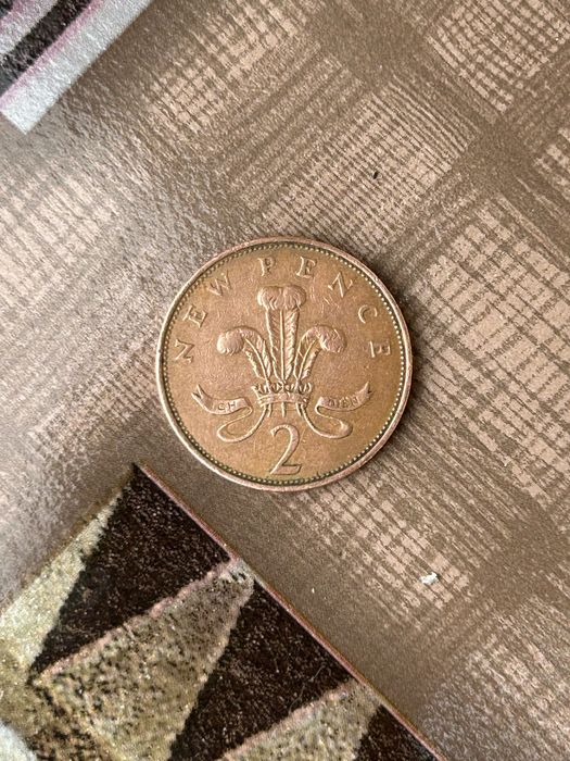 Vând monede cu regina Elizabeth a-II-a una din 1971 și una din 1988