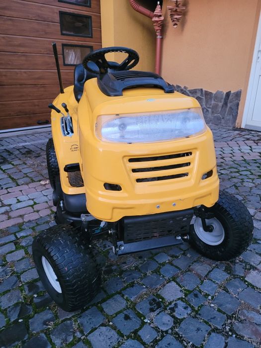 Tractoras tuns iarbă, gazon.