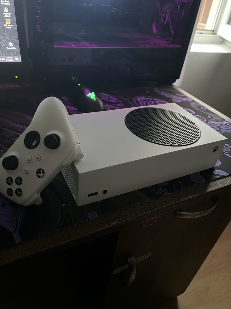 Vand xbox series s cu 2 manete