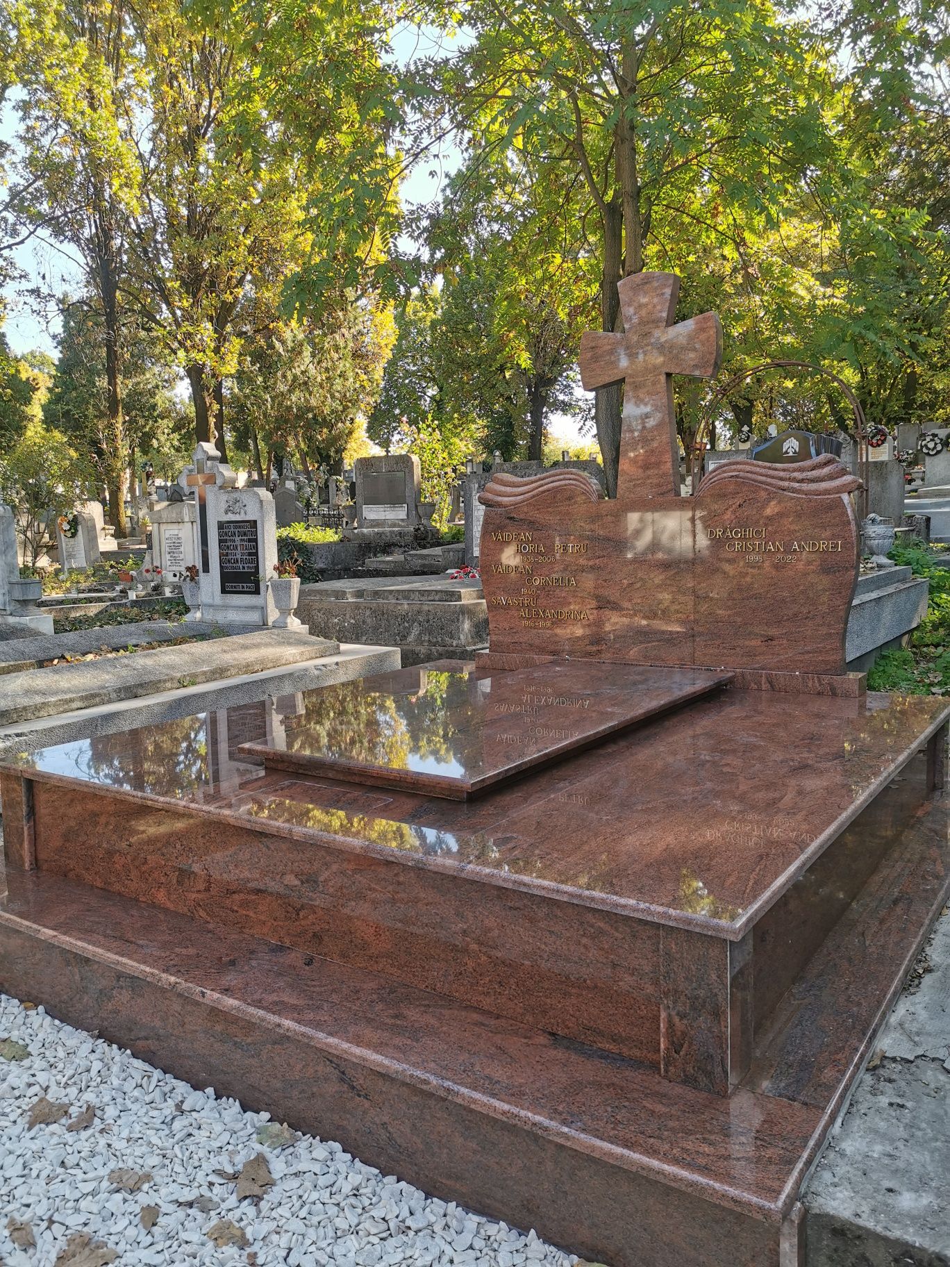 Morminte, monumente funerare, cruci cimitire