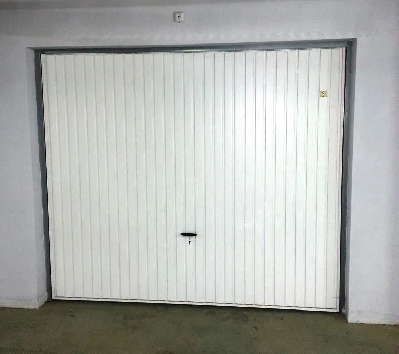 Продавам секционна гаражна врата