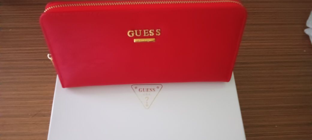Голямо портмоне  Guess с изчистен дизайн, акцентно метално лого и зако