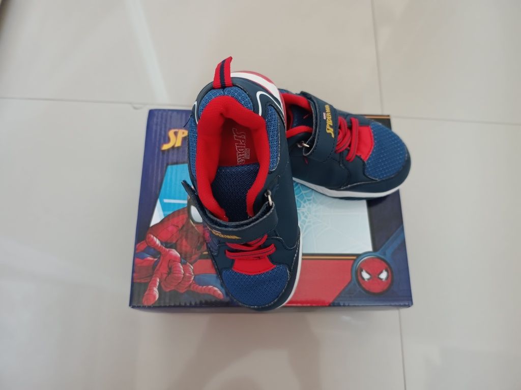 Marvel - Pantofi sport de piele ecologica cu model Spiderman, Nr 26