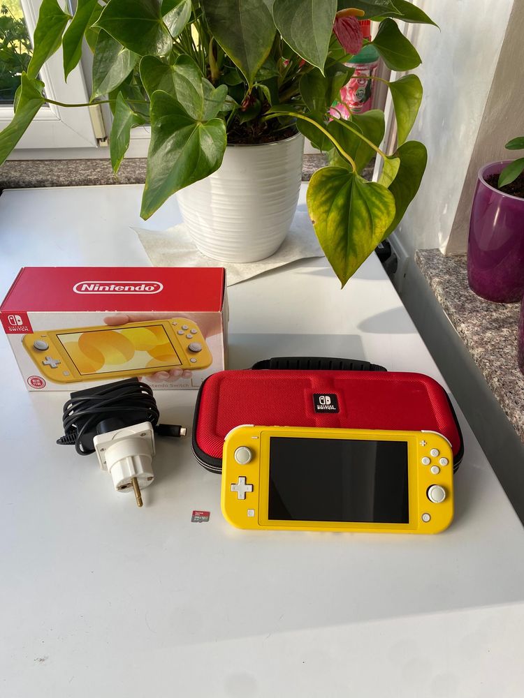 Nintendo Switch Lite galben+cutie+card 256gb+husă+încărcător|ca nou