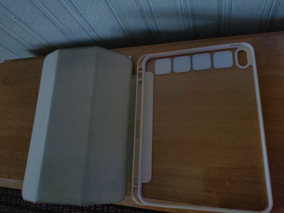 Чехол от Айпад. В отличном состоянии. Раион 8 школы.