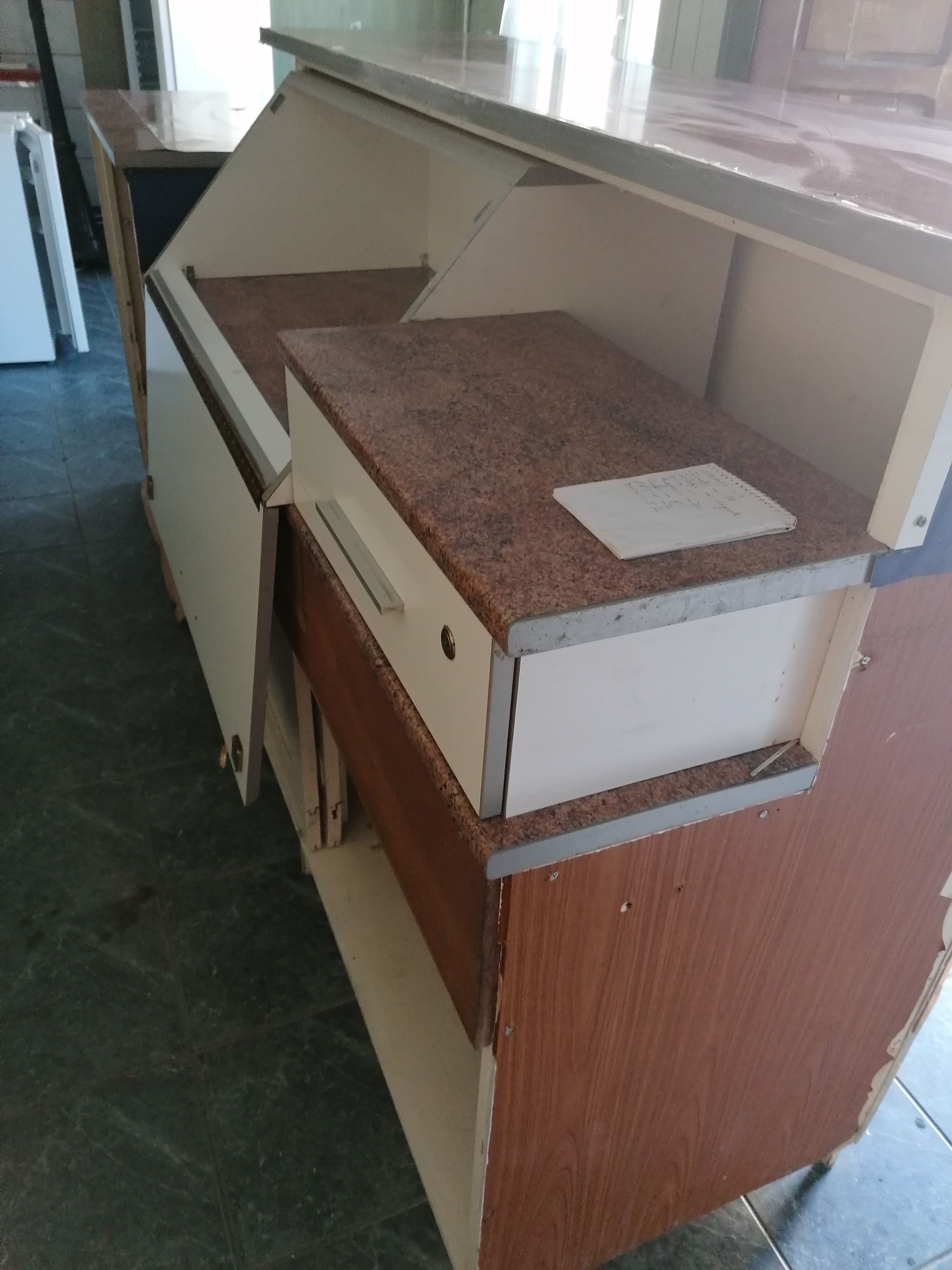 Vând corpuri mobilier bar si vestiar stare buna de folosință!