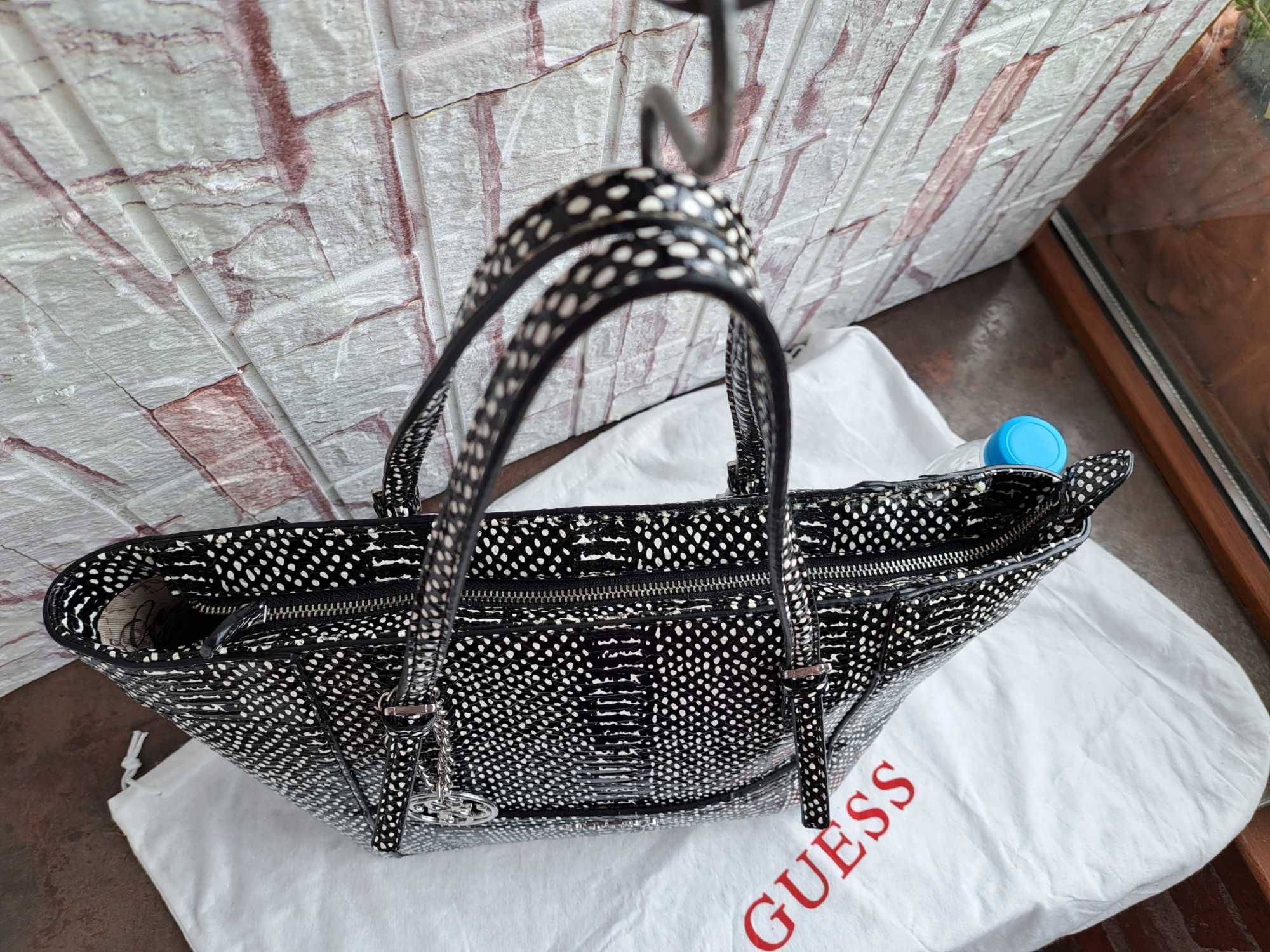 дамска чанта GUESS,черно /бяла