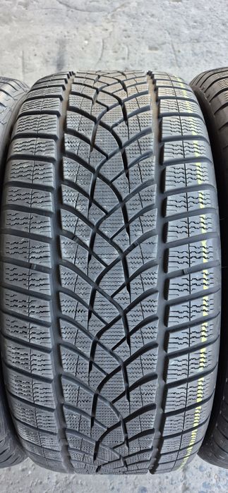 4 anvelope iarna Goodyear 275/45/21.Pretul este pe bucata