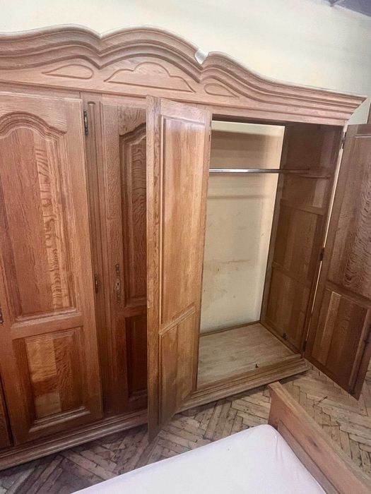 Масивна спалня и петкрилен гардероб