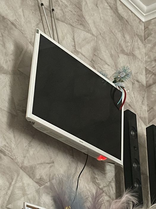 Телевизар самсунг жақсы жағдайда көрсетіп тұр.