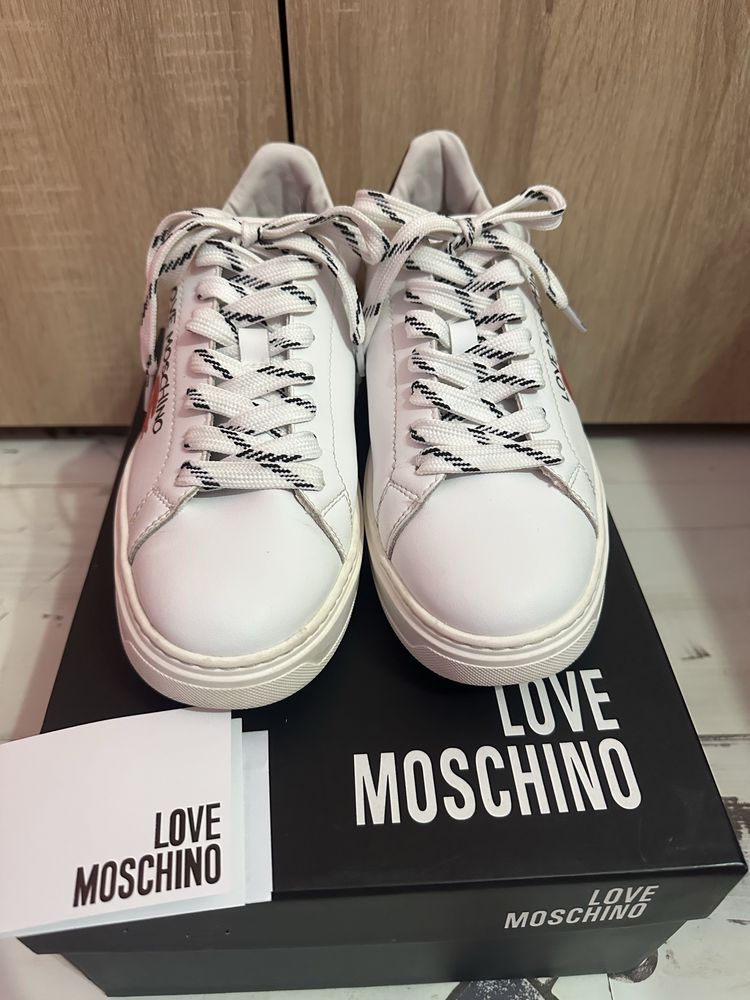 Обувки на Love Moschino