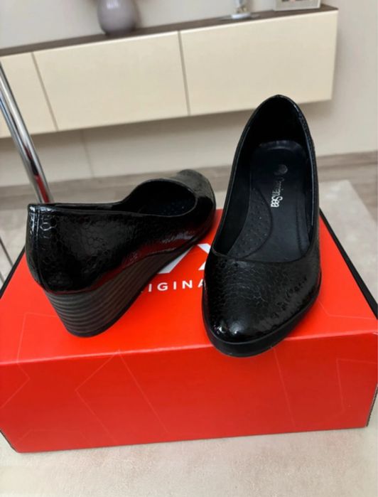 Pantofi din piele naturala lacuita, marime 36