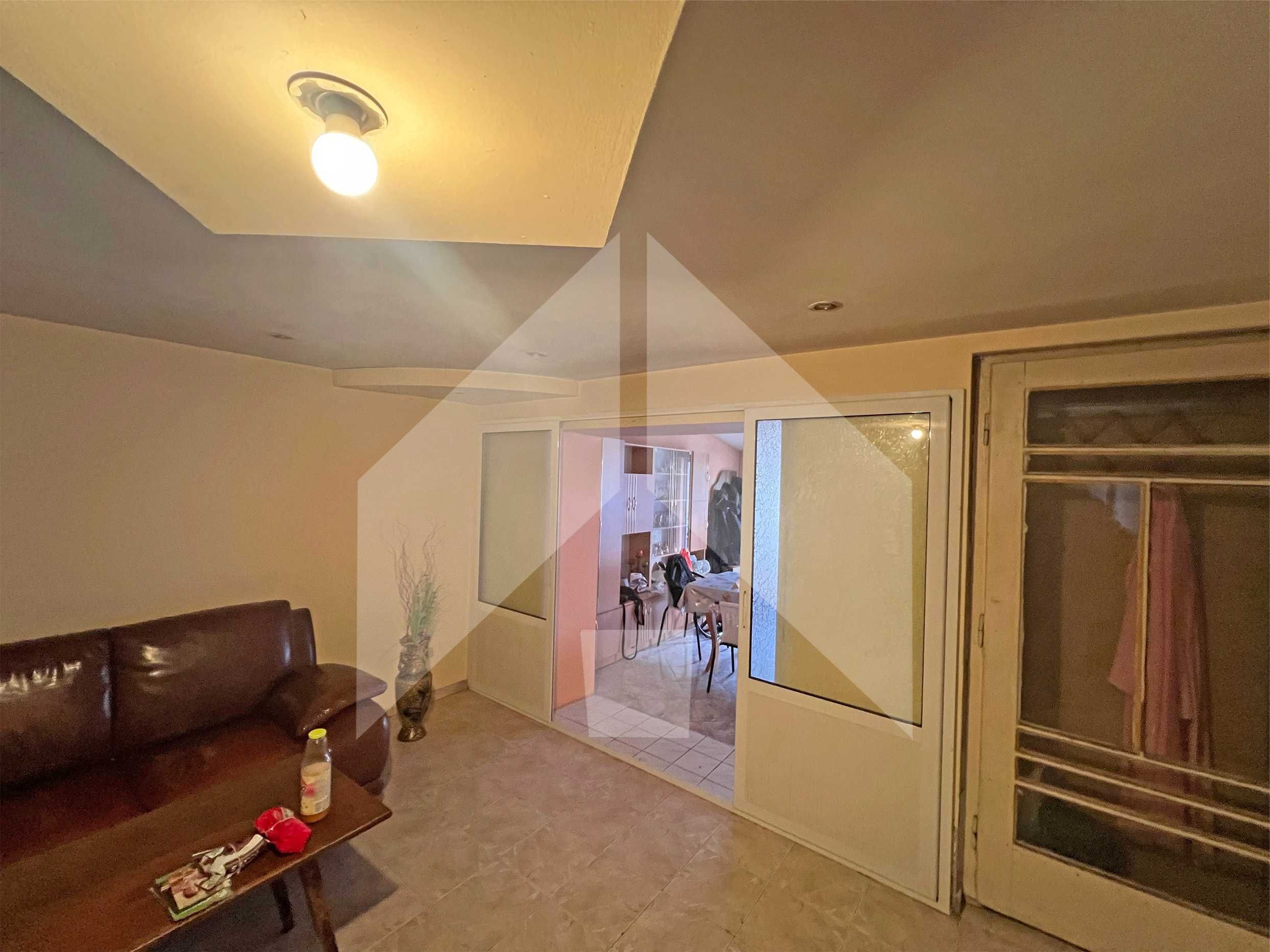 Продава едноетажна, самостоятелна къща в Нови пазар. Площ 147 кв. м.!