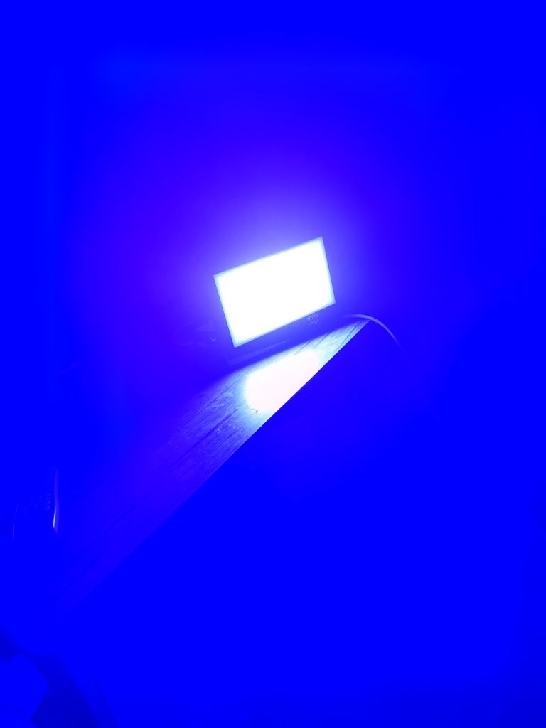 Led прожектор 100 ватт светит синим