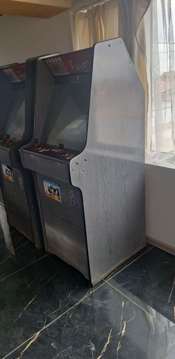 Продавам електронни игри.