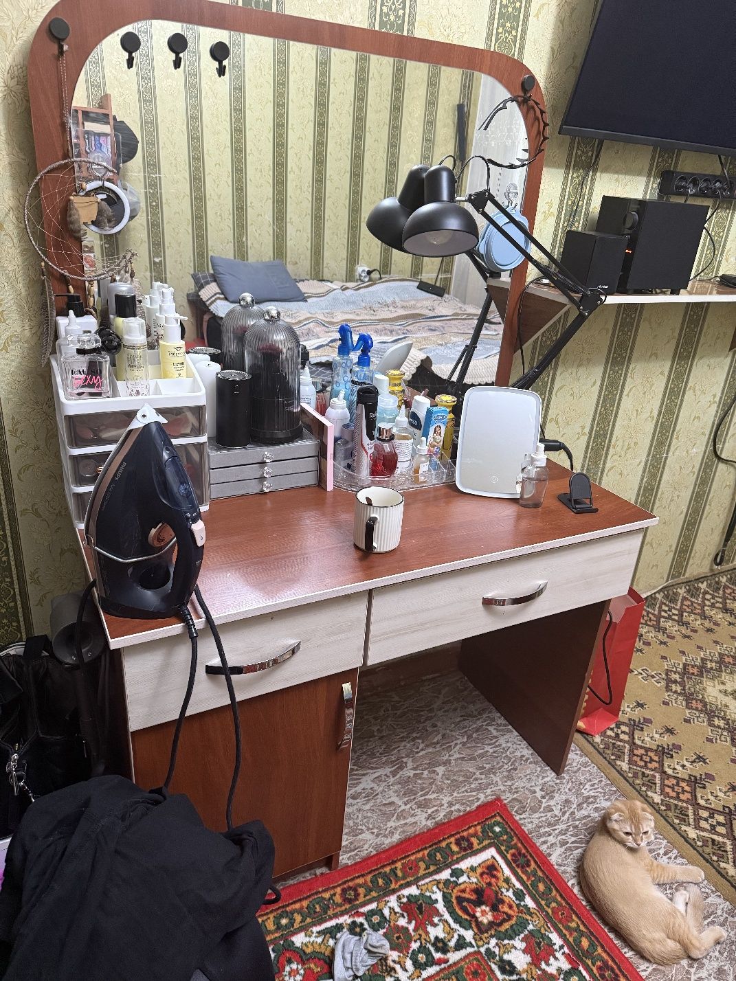 Продается туалетный столик в хорошем состоянии
