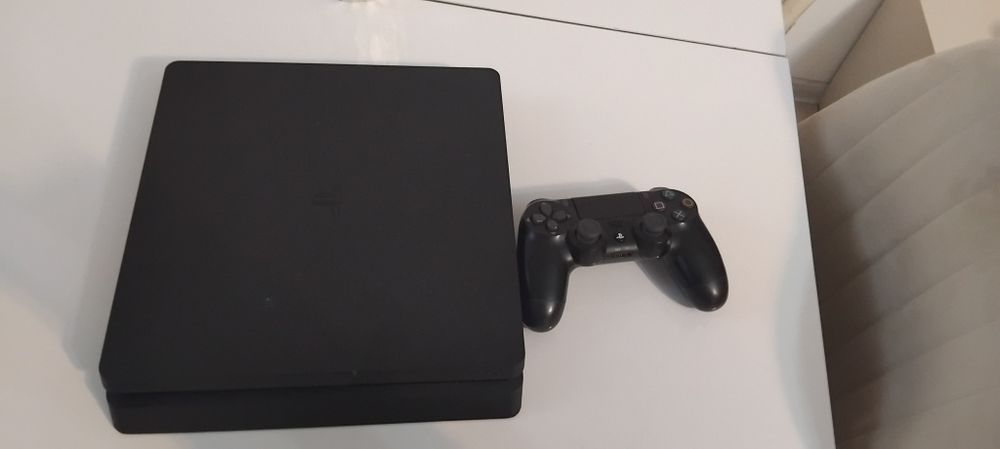 Vând PS4 Sony + controler