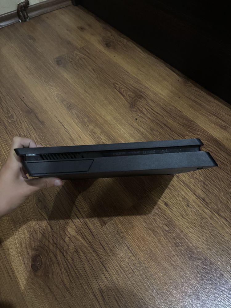 Продавам playstation 4 без зярядно и джойстици