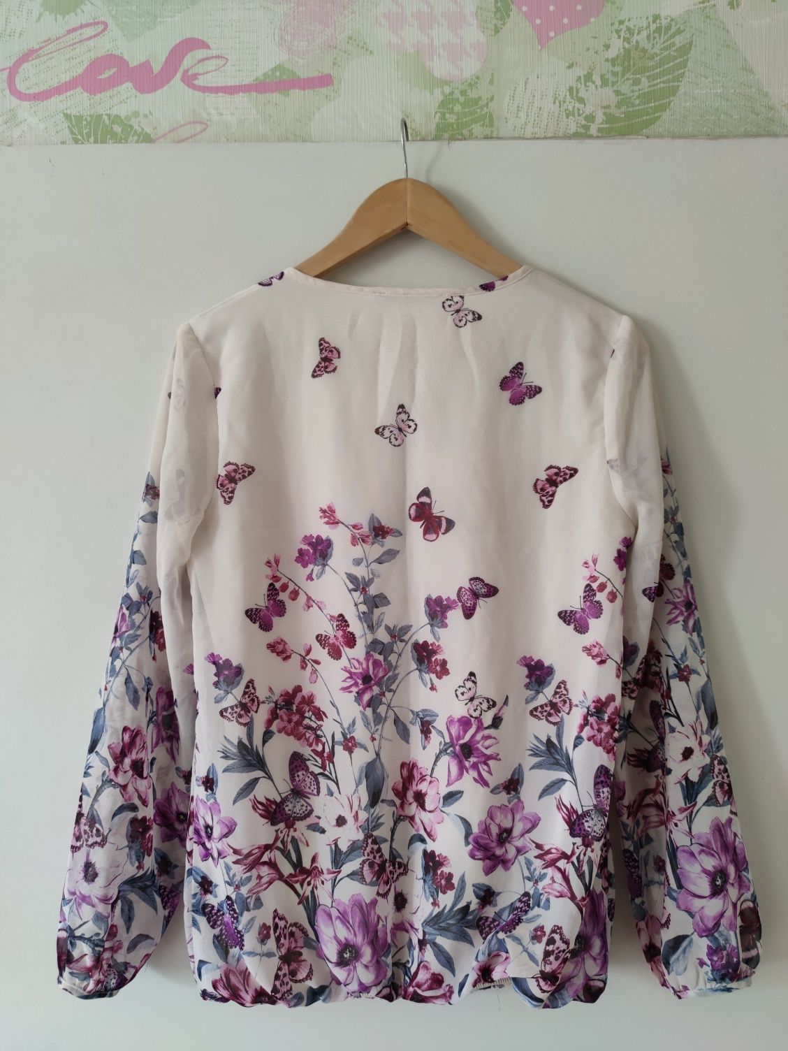 Ефирна блуза с флорални мотиви