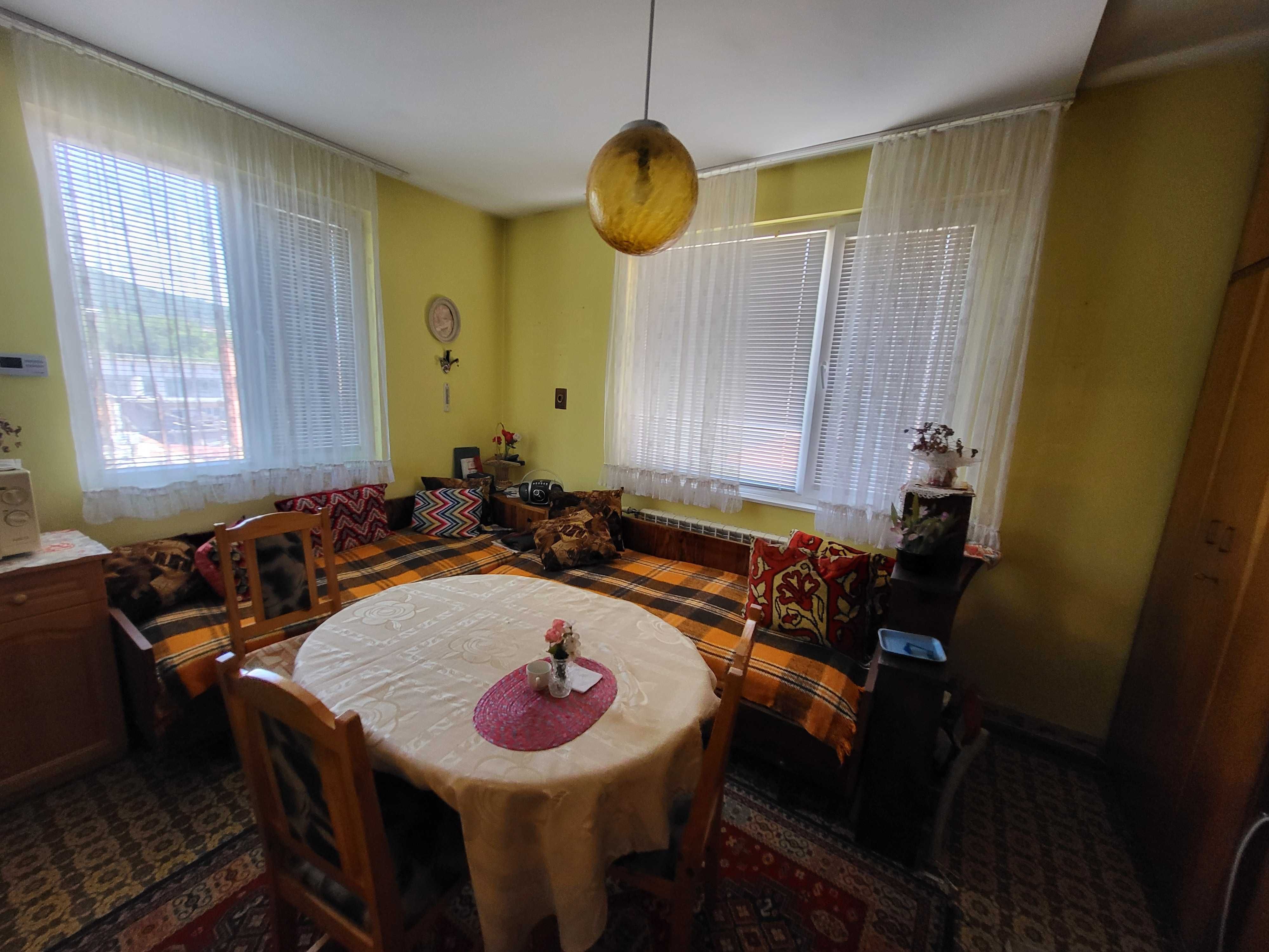 Продавам къща в гр.Пещера