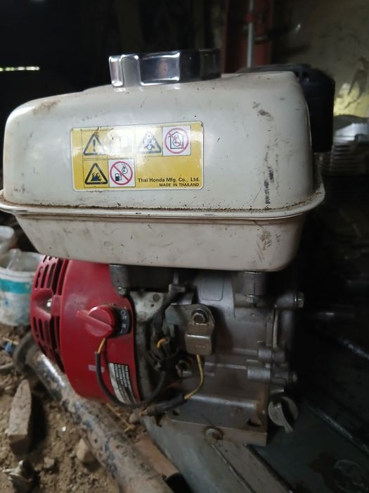 Vând motor honda pe benzina,  de 7 hp.
