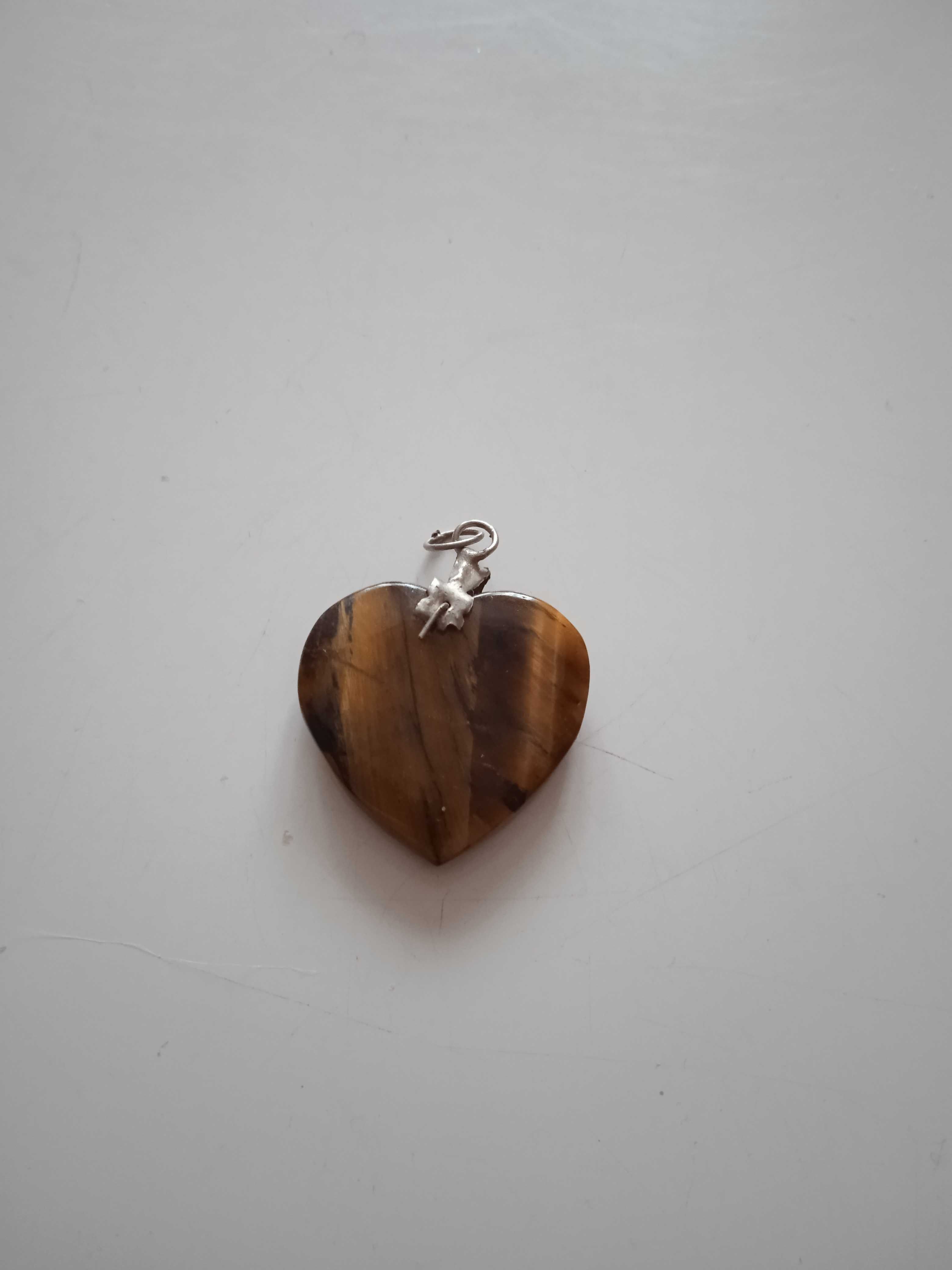 Медальон във формата на сърце изработен от камък Тигрово око