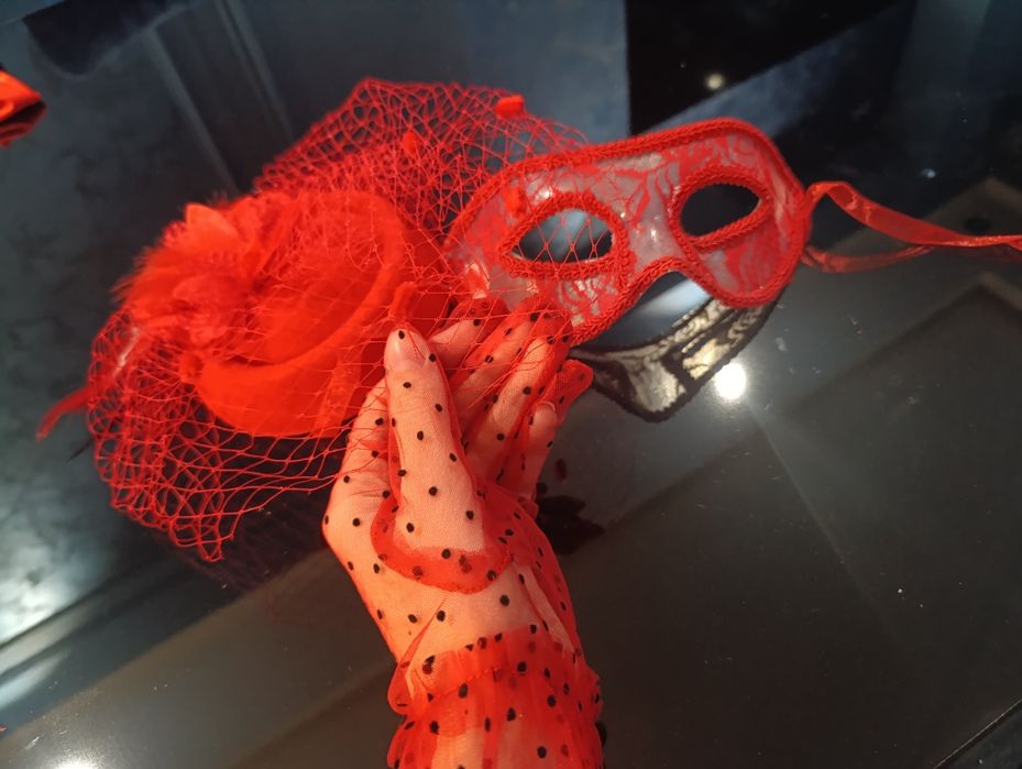 Карнавальный набор,маска ,перчатки,шляпа в  красном и чёрном цвете