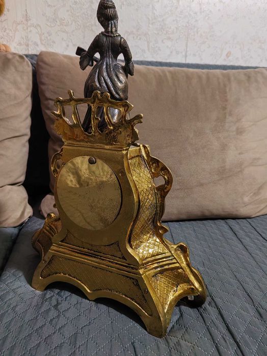 Настолен бароков часовник.