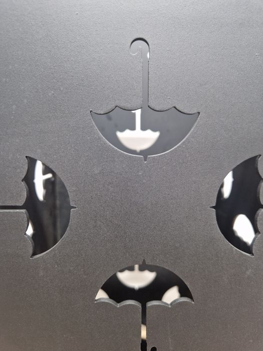 Модерен  чадърник - Здрава желязна конструкция, пространство спестяващ