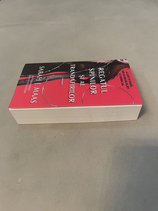 Regatul spinilor si al trandafirilor, paperback