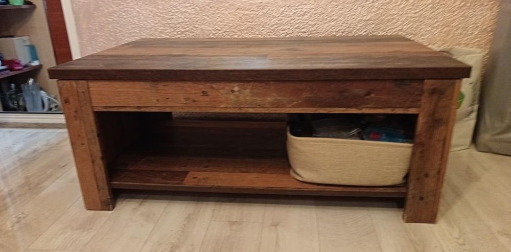 Продавам СКРИН 300лв и маса с повдигащ механизъм 130лв