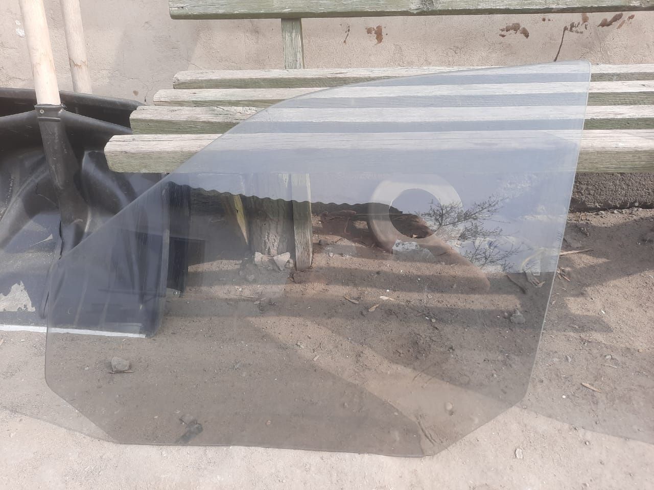 Продам стекла боковые передние тонированные от Приоры , заводские