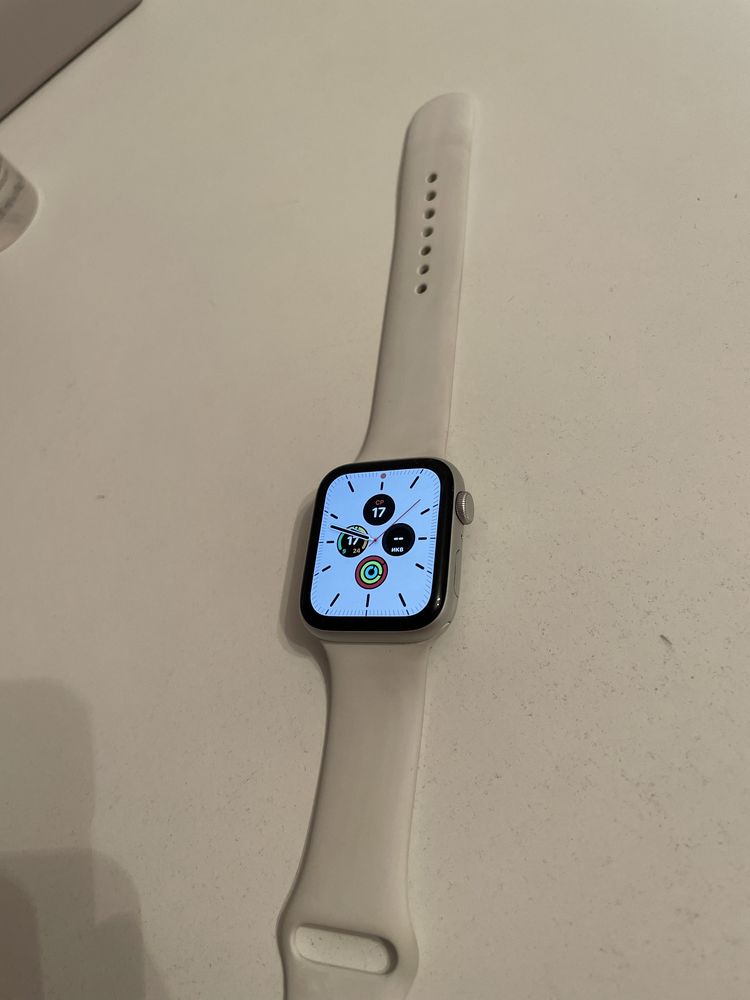 Продам Apple Watch SE 44 мм, в отлмчном состоянии