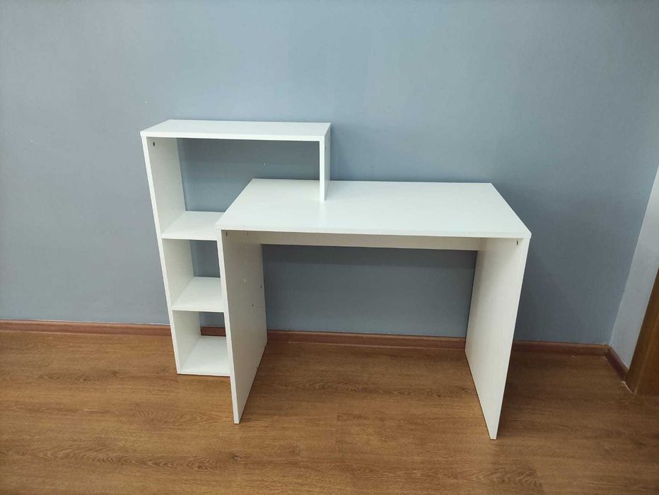 Стол письменный с полочками. Белый. Новый.