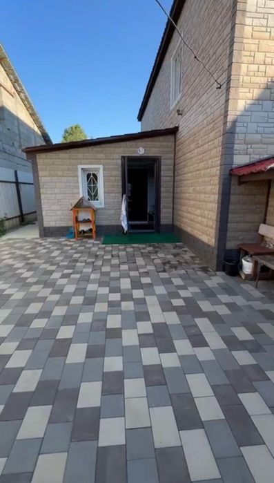 Дом рядом с городом