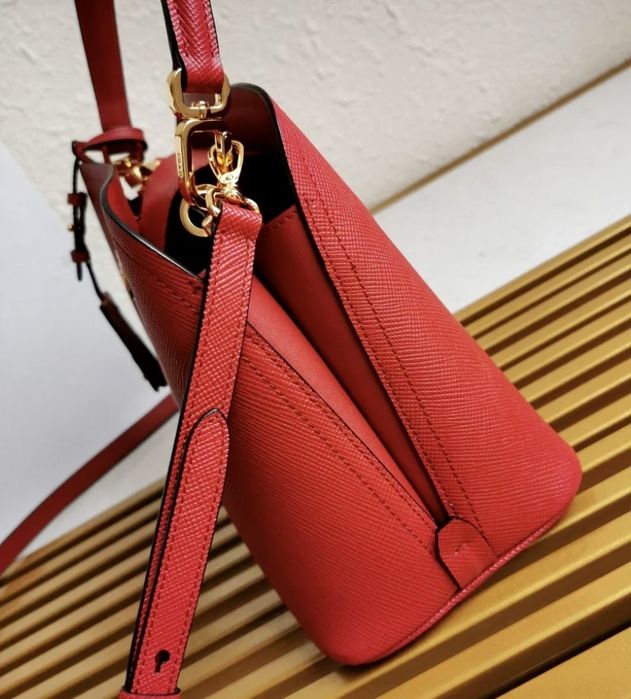 Женская сумка Prada.